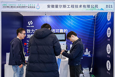 jiuyou.com团队与客户交流